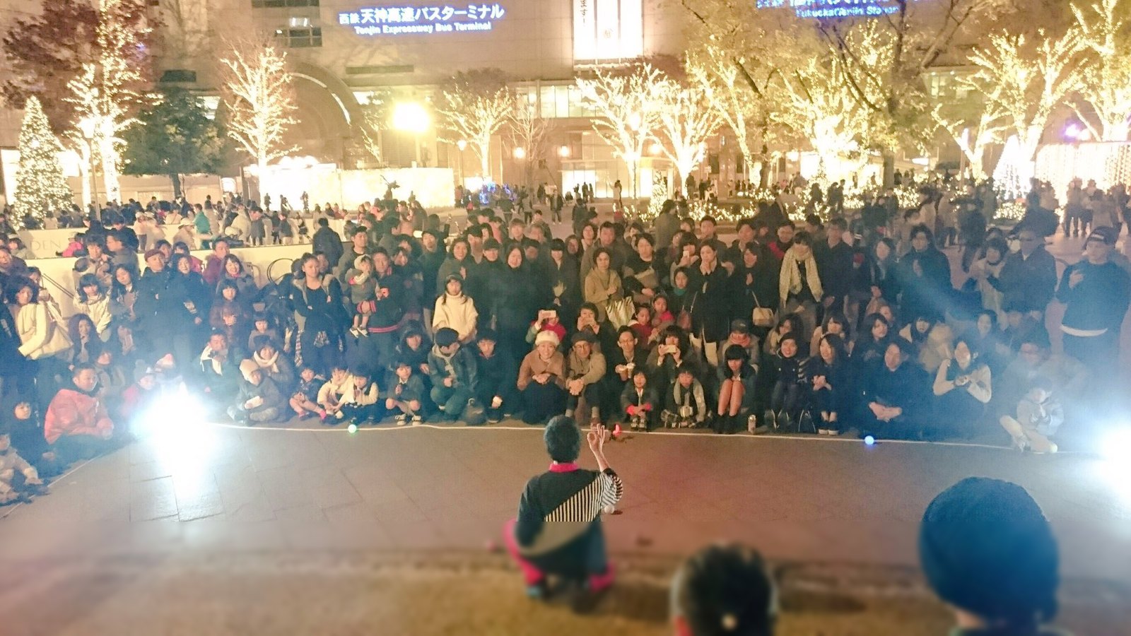 福岡・天神での大道芸。数百人の観客が座って見ている